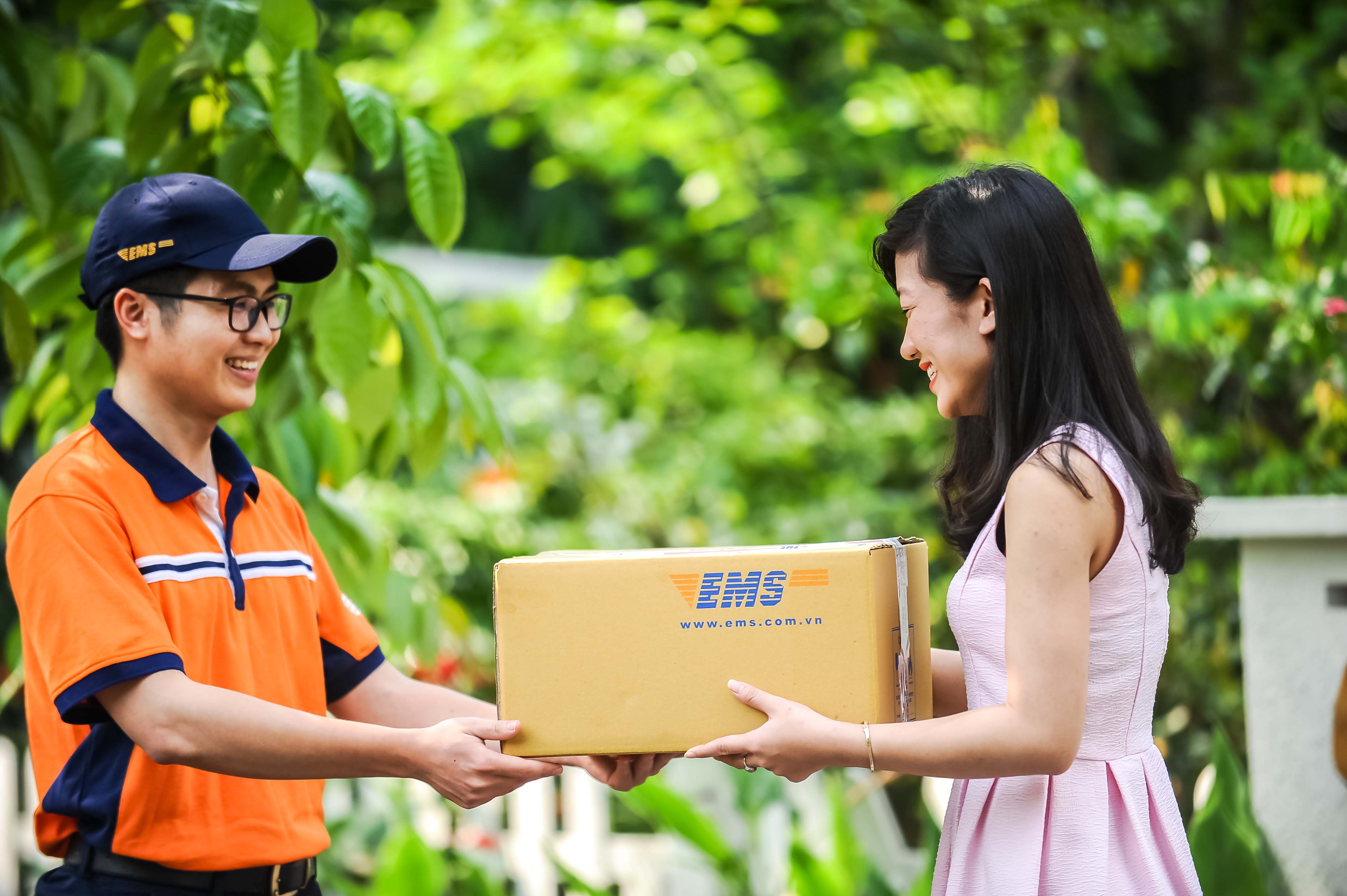 EMS | Lịch sử từ 'bưu tá' tới 'shipper', cuộc thay đổi của ...